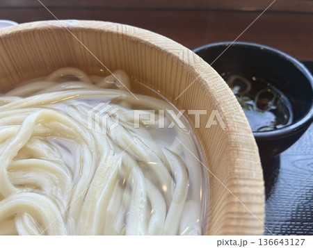 セルフ式のうどん専門チェーン店で食べる「釜揚げうどん」 セルフ式のうどん専門チェーン店で食べる「釜揚げうどん」 136643127
