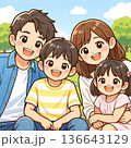 公園で家族でピクニックをしている 136643129