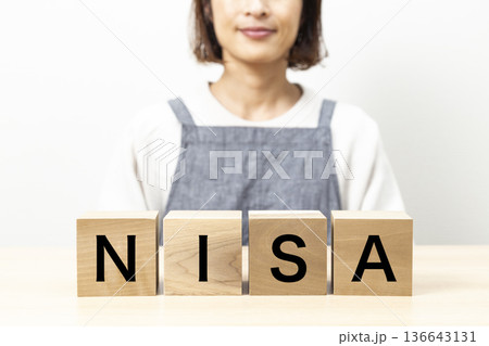 「NISA」と書かれたブロックとエプロン姿の女性 「NISA」と書かれたブロックとエプロン姿の女性 136643131