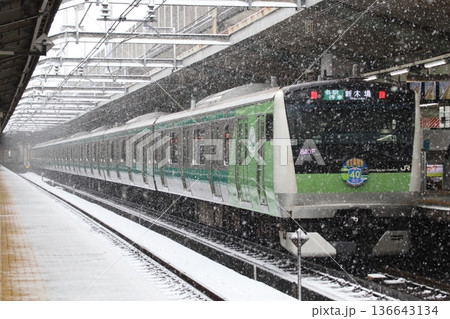 ［JA］冬の埼京線E233系電車（開業40周年記念ラッピング編成） 136643134
