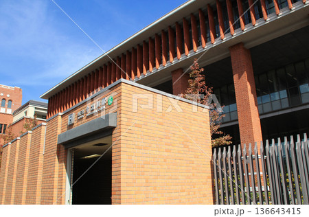 同志社大学と最寄りの地下鉄今出川駅 同志社大学と最寄りの地下鉄今出川駅 136643415