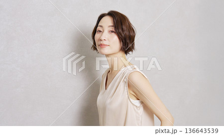 ミドルエイジの女性　ポートレート　グレー背景　カメラ目線 136643539