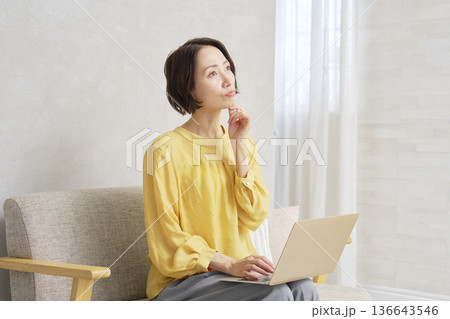 リビングで悩む女性 136643546