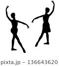 二人のバレエレッスンのシルエット 136643620