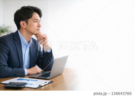 オフィスで考えるビジネスマン（コピースペースあり） 136643760
