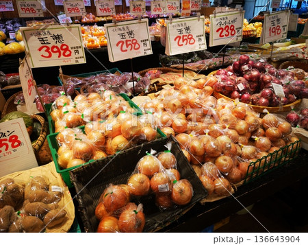 野菜売り場の玉葱 野菜売り場の玉葱 136643904