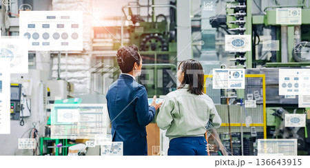 工場で働く人々とデジタルデータのコンセプト 工場で働く人々とデジタルデータのコンセプト 136643915