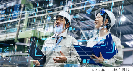 ホログラム画面を見ながら工場で働くエンジニアグループ 136643917
