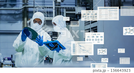 工場で作業するエンジニアグループとデジタルデータのコンセプト 136643923