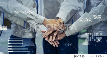 円陣を組む作業員グループと統計データのコンセプト 円陣を組む作業員グループと統計データのコンセプト 136643927
