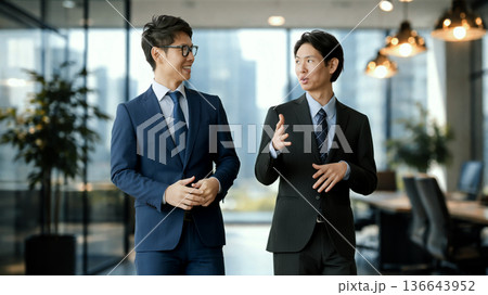 話しながら歩く2人の男性ビジネスマン 136643952