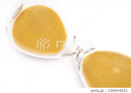 シンプルな背景の砂時計写真 136644041