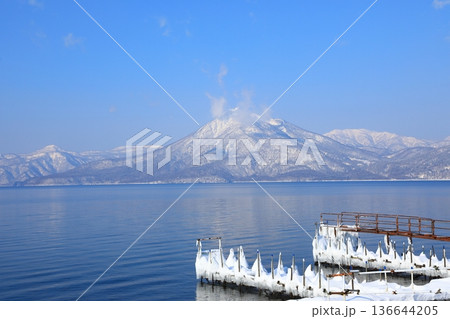 支笏湖畔から雪の恵庭岳を望む 支笏湖畔から雪の恵庭岳を望む 136644205