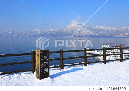 支笏湖畔から雪の恵庭岳を望む 136644206
