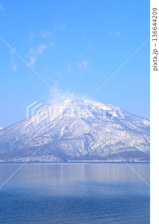 支笏湖畔から雪の恵庭岳を望む 支笏湖畔から雪の恵庭岳を望む 136644209