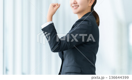 ガッツポーズをする若い女性・ビジネスウーマン ガッツポーズをする若い女性・ビジネスウーマン 136644399