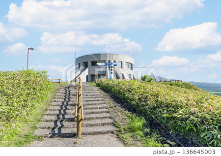 北海道中標津町　地球が丸く見える展望台　初夏の開陽台展望館 136645003