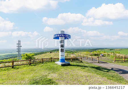 北海道中標津 開陽台から見る初夏の北海道の風景 北海道中標津 開陽台から見る初夏の北海道の風景 136645217