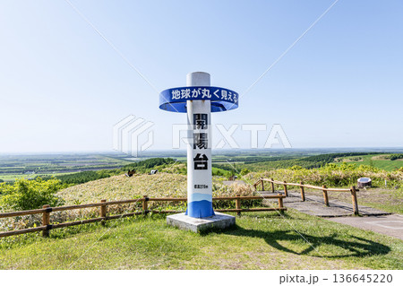 北海道中標津 開陽台から見る初夏の北海道の風景 北海道中標津 開陽台から見る初夏の北海道の風景 136645220
