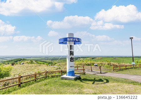 北海道中標津 開陽台から見る初夏の北海道の風景 北海道中標津 開陽台から見る初夏の北海道の風景 136645222