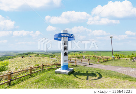 北海道中標津 開陽台から見る初夏の北海道の風景 北海道中標津 開陽台から見る初夏の北海道の風景 136645223