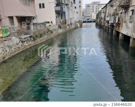 〈小倉市〉川に映る街並み　旦過市場 136646020
