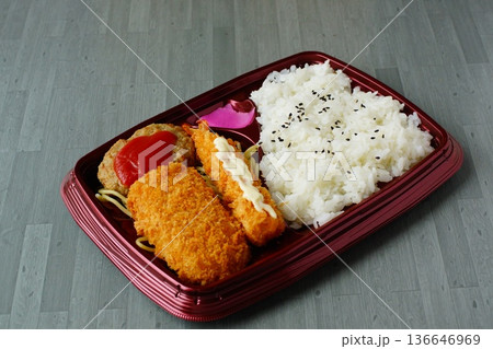 美味しいカニクリームとエビフライ弁当 136646969