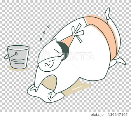 元気にぞうきんがけをする高齢女性 136647105