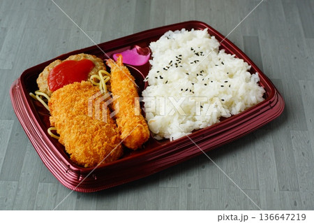 美味しいカニクリームとエビフライ弁当 136647219