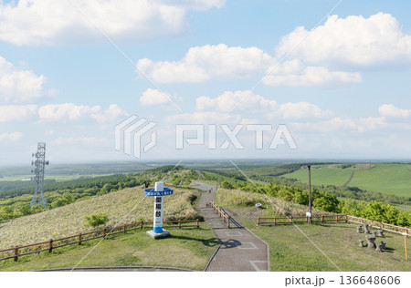 北海道中標津町　開陽台展望館から望む初夏の北海道の風景 136648606