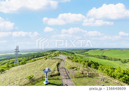 北海道中標津町 開陽台展望館から望む初夏の北海道の風景 北海道中標津町 開陽台展望館から望む初夏の北海道の風景 136648609
