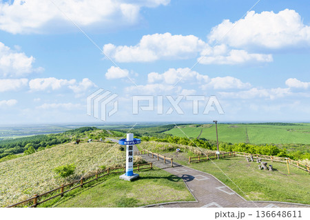 北海道中標津町 開陽台展望館から望む初夏の北海道の風景 北海道中標津町 開陽台展望館から望む初夏の北海道の風景 136648611
