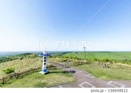北海道中標津町　開陽台展望館から望む初夏の北海道の風景 136648612