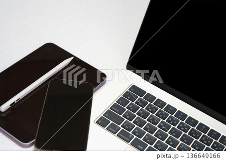 ノートパソコンとスマートフォンとタブレットとペン 136649166