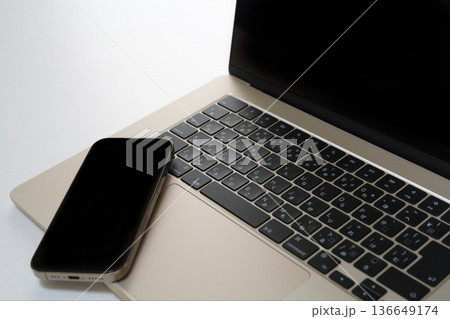 ノートパソコンとスマートフォン ノートパソコンとスマートフォン 136649174