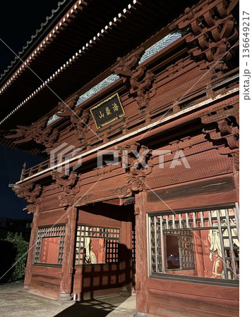 大晦日の徳願寺山門(千葉県市川市本行徳) 大晦日の徳願寺山門(千葉県市川市本行徳) 136649217
