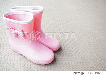 リボン付きピンクの子供用長靴と梅雨の通園準備イメージ リボン付きピンクの子供用長靴と梅雨の通園準備イメージ 136649656