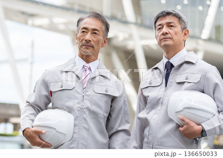 建設現場で働く作業員 建設現場で働く作業員 136650033