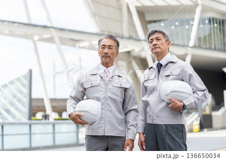 建設現場に立つ作業服の男性 建設現場に立つ作業服の男性 136650034