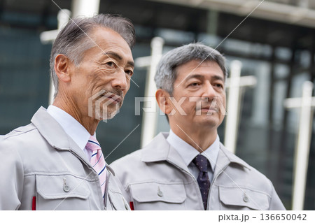 現場に立つ作業服の男性 現場に立つ作業服の男性 136650042
