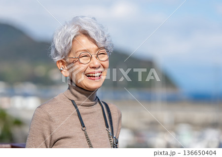 旅行するシニア女性 旅行するシニア女性 136650404