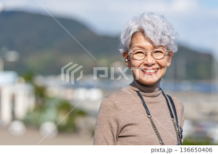 旅行するシニア女性 旅行するシニア女性 136650406