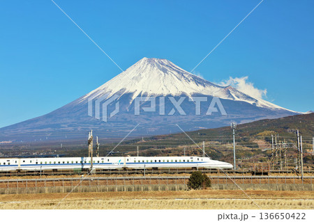 静岡県 青空の富士山と新幹線 静岡県 青空の富士山と新幹線 136650422