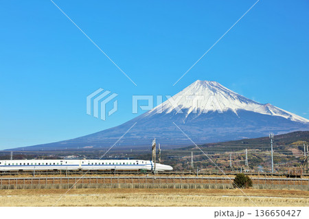 静岡県 青空の富士山と新幹線 静岡県 青空の富士山と新幹線 136650427