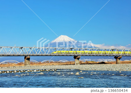 青空の富士山とドクターイエロー 136650434