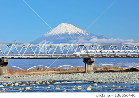 青空の富士山と新幹線 136650440