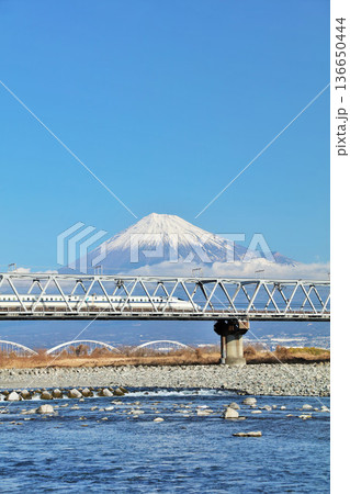 青空の富士山と新幹線 青空の富士山と新幹線 136650444