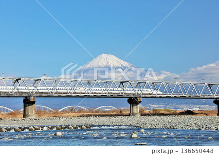 青空の富士山と新幹線 青空の富士山と新幹線 136650448