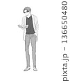 眼鏡かけている大人男性の全身（モノクロ） 136650480
