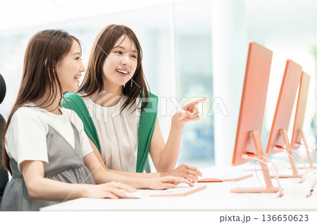 オフィスで働く若いビジネスウーマン 136650623